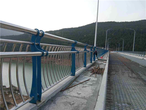 巴彦淖尔不锈钢桥梁护栏的特点及其在桥梁安全中的重要作用