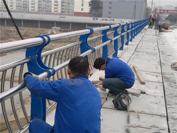 巴彦淖尔不锈钢河道护栏的特性及其在城市景观中的应用